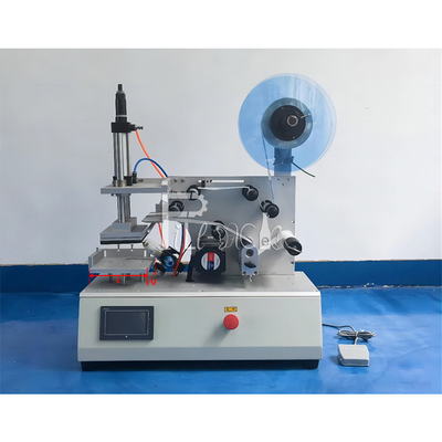 A máquina de etiquetas lisa 2000BPH da garrafa do quadrado range a etiqueta adesiva semi automática