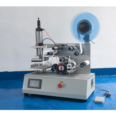 A máquina de etiquetas lisa 2000BPH da garrafa do quadrado range a etiqueta adesiva semi automática