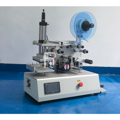 A máquina de etiquetas lisa 2000BPH da garrafa do quadrado range a etiqueta adesiva semi automática