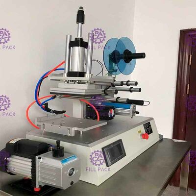 A máquina de etiquetas lisa 2000BPH da garrafa do quadrado range a etiqueta adesiva semi automática