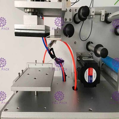 A máquina de etiquetas lisa 2000BPH da garrafa do quadrado range a etiqueta adesiva semi automática