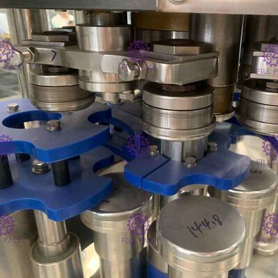 A lata do ANIMAL DE ESTIMAÇÃO/lata carbonatou a máquina de enchimento da bebida, máquina tampando de enchimento automática completa