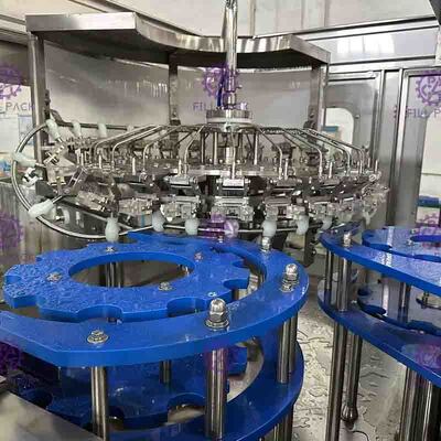 Máquina de engarrafamento do molho de soja 3000BPH com o tanque do equilíbrio da preservação do calor