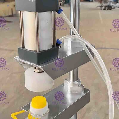 Máquina de embalagem pneumática semi automática da garrafa para os tambores que pressionam tampões