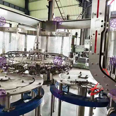 Tipo tampando pneumático máquina de enchimento engarrafada da água com a máquina de etiquetas adesiva