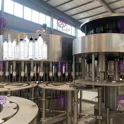 A máquina de enchimento coberta superior 15000BPH da água de garrafa do ANIMAL DE ESTIMAÇÃO de Hygeian 32 dirige a operação do PLC