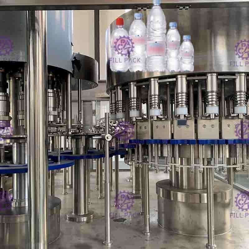 3 em 1 máquina de engarrafamento plástica de Monoblock para a cabeça da água mineral 18