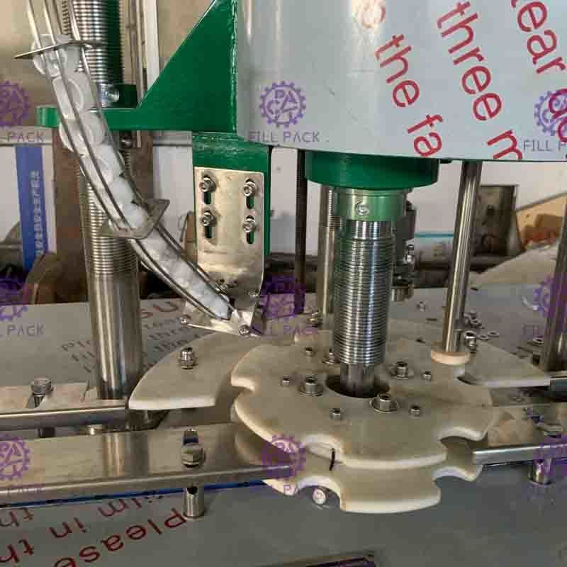 Plástico/parafuso do ANIMAL DE ESTIMAÇÃO máquina da selagem da garrafa do tampão com de aço inoxidável e o de alta velocidade