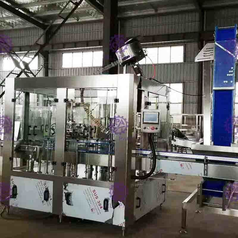 Tipo tampando pneumático máquina de enchimento engarrafada da água com a máquina de etiquetas adesiva